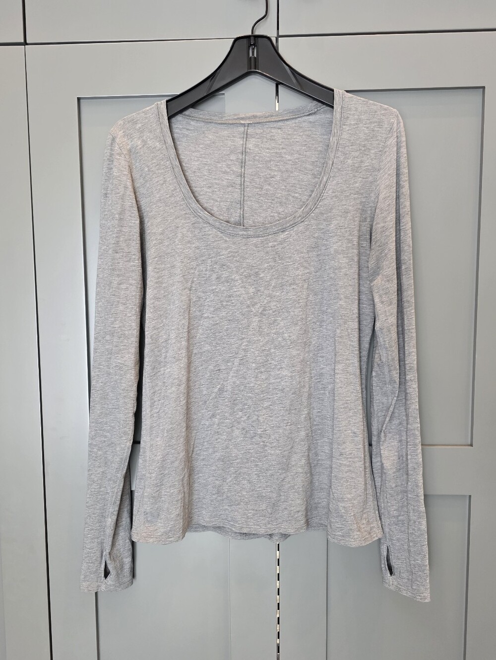 Lululemon Shirt Womens Medium Gray Long Sleeve Scoop Neck Athletic Yoga Top
